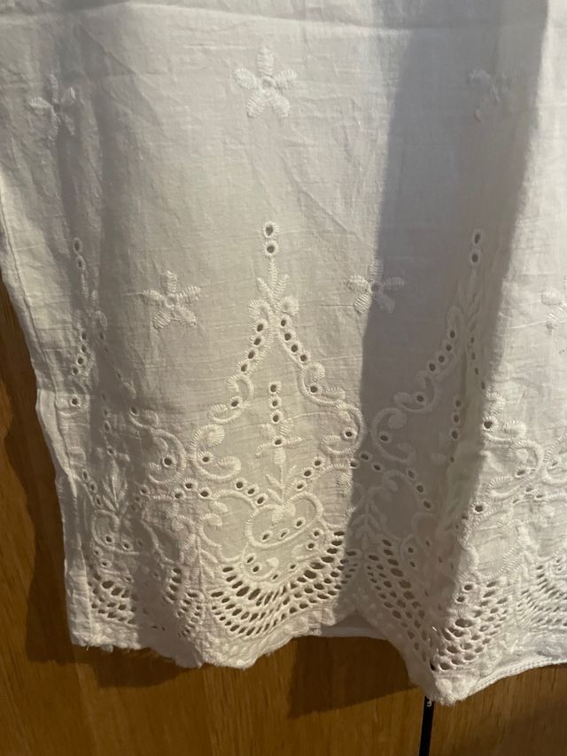 Camisa blanca con decoración flores