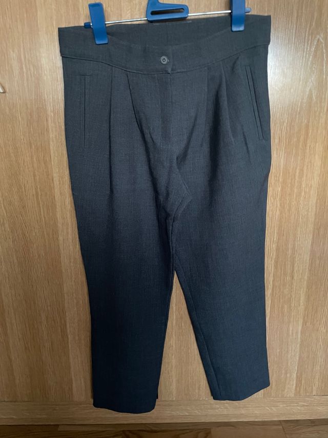 Pantalón vestir gris con tablas