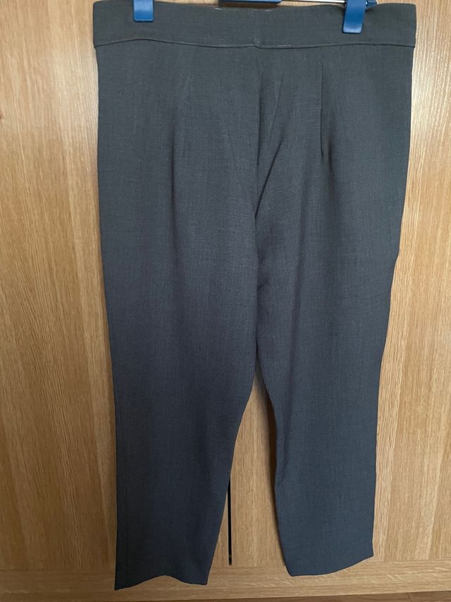 Pantalón vestir gris con tablas