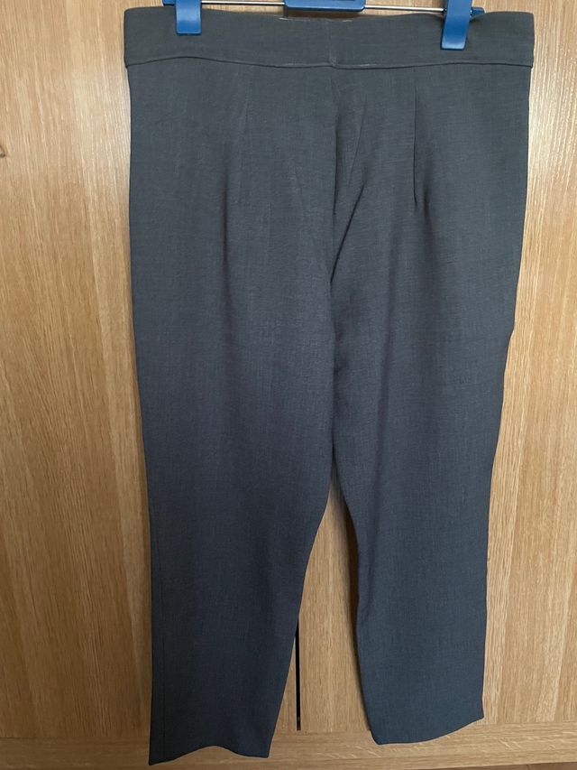 Pantalón vestir gris con tablas