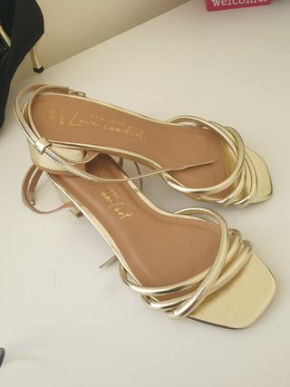 Sandalia tacón talla 36, color dorado. 