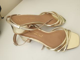 Sandalia tacón talla 36, color dorado. 
