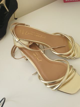 Sandalia tacón talla 36, color dorado. 