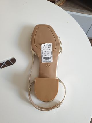 Sandalia tacón talla 36, color dorado. 