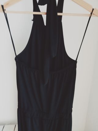 Peto negro, con espalda descubierta.