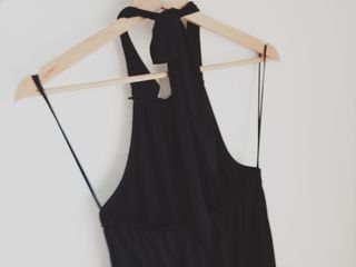 Peto negro, con espalda descubierta.