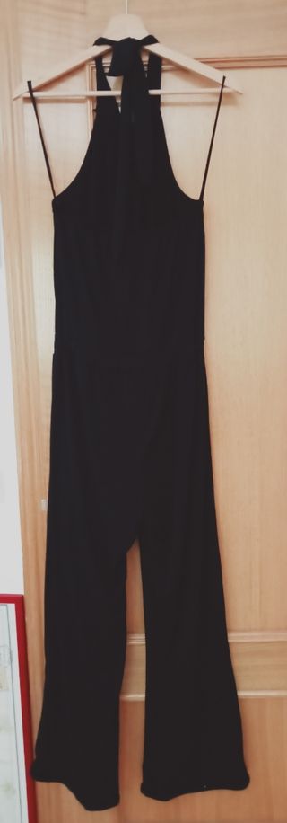 Peto negro, con espalda descubierta.