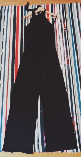 Peto negro, con espalda descubierta.