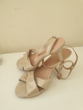 Sandalias fiesta talla 37, color dorado. 