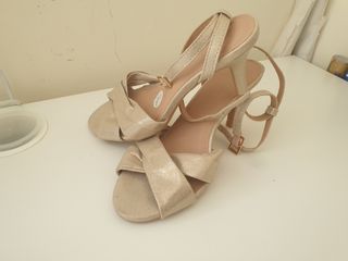 Sandalias fiesta talla 37, color dorado. 