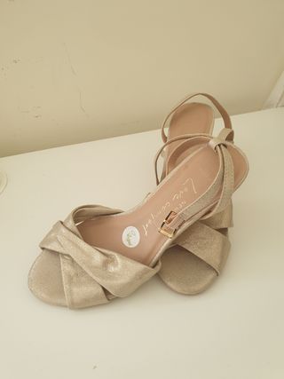 Sandalias fiesta talla 37, color dorado. 