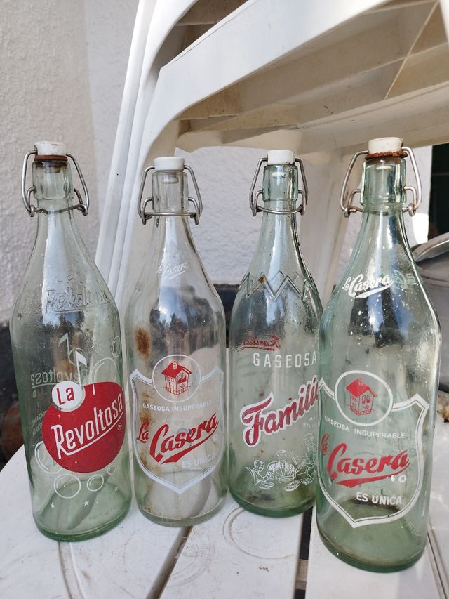 Botellas  La Revoltosa y Familiar