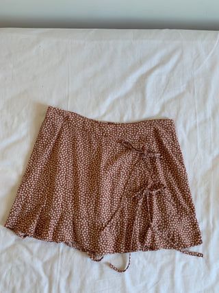 Falda pantalón con flores de Pull&Bear