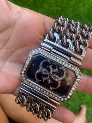Reloj Guess con brillantes
