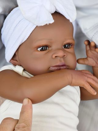 Bebé reborn piel morena