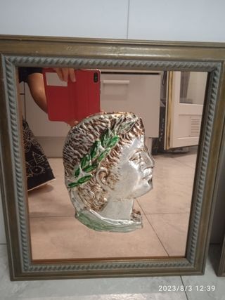 dos cuadros con espejos y bustos romanos de estaño