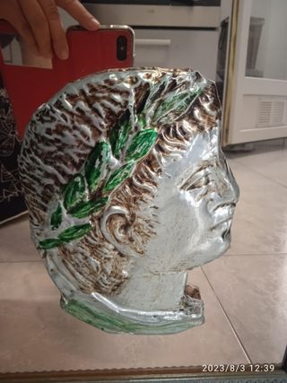 dos cuadros con espejos y bustos romanos de estaño