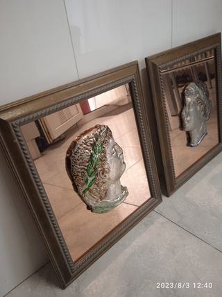 dos cuadros con espejos y bustos romanos de estaño