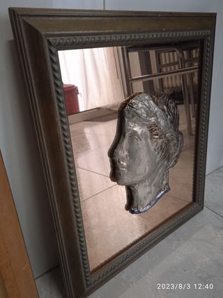 dos cuadros con espejos y bustos romanos de estaño