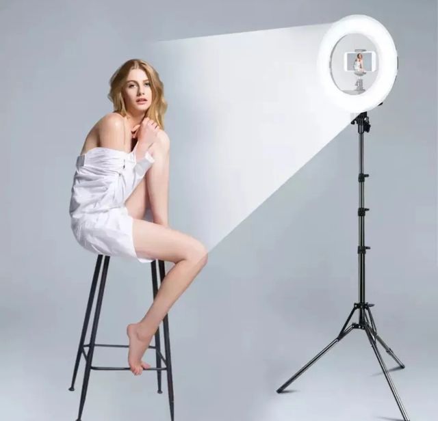 ANELLO LUMINOSO LED 12" CON TREPPIEDI SELFIE 