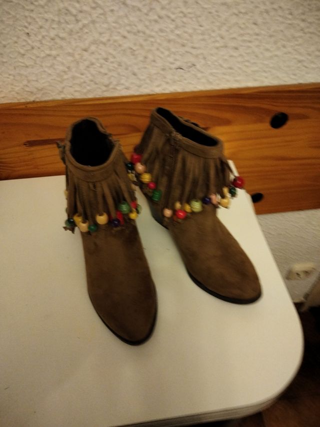 botines beige con flecos