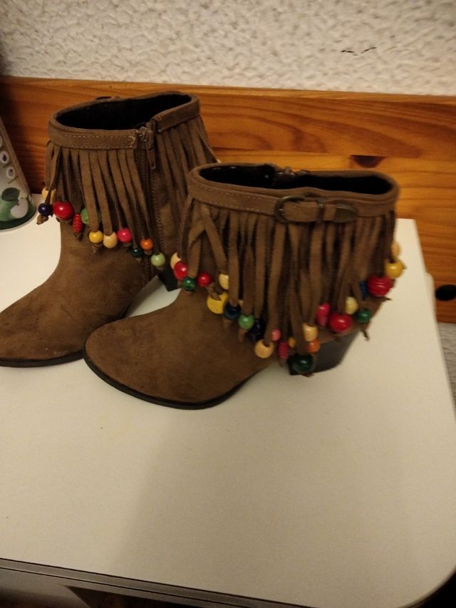 botines beige con flecos