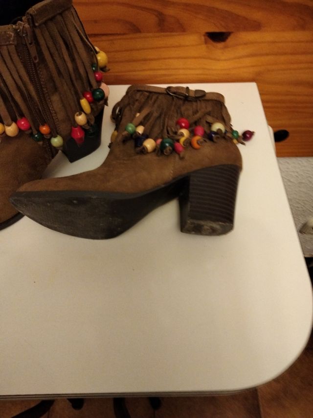 botines beige con flecos