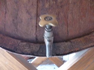 Bota de vino centenaria con soporte