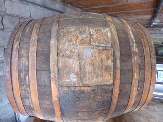 Bota de vino centenaria con soporte