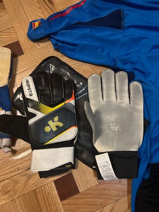 Botas de fútbol con tacos y traje de portero