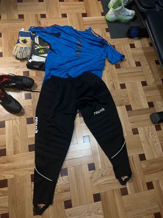 Botas de fútbol con tacos y traje de portero