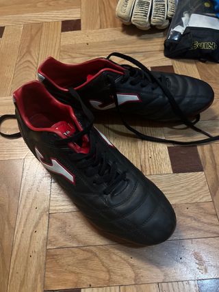 Botas de fútbol con tacos y traje de portero