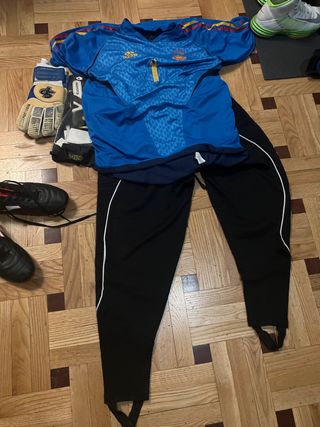 Botas de fútbol con tacos y traje de portero