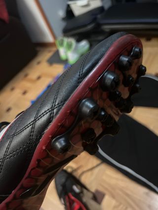 Botas de fútbol con tacos y traje de portero