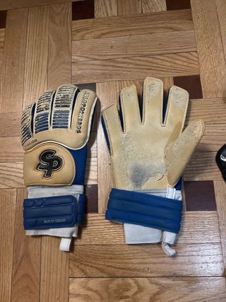 Botas de fútbol con tacos y traje de portero