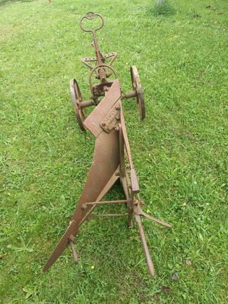 arado antiguo de hierro