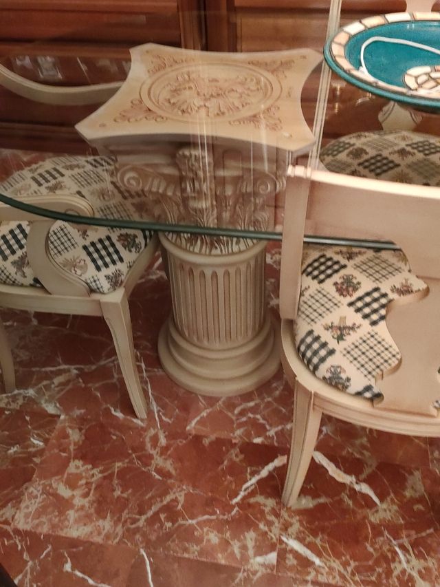 mesas y sillas de salon