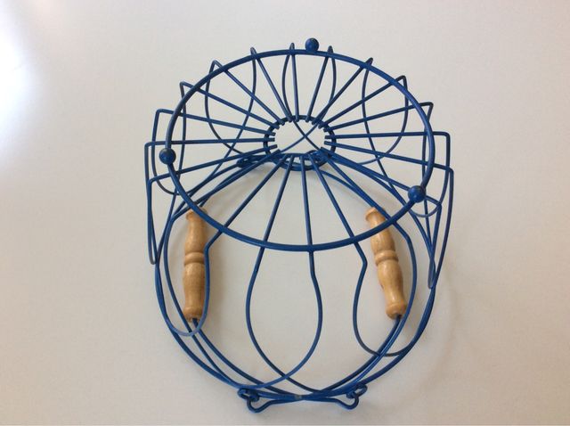 HUEVERA ANTIGUA EN ALAMBRE PLASTIFICADO AZUL