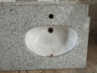 lavabo con encimera de granito
