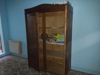 Armario y camas de castaño antiguo