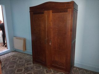 Armario y camas de castaño antiguo