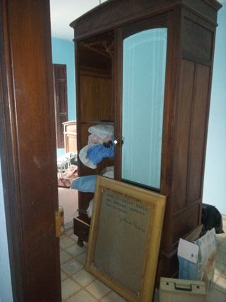 Armario y camas de castaño antiguo