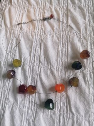 Collar de cristales de colores 