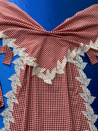 CONJUNTO NUEVO CUADROS delantal pico con puntilla
