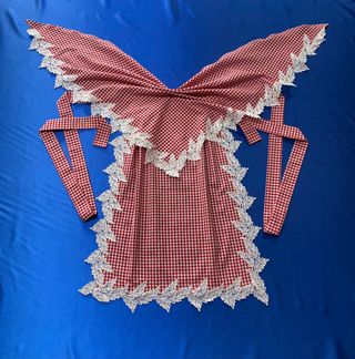 CONJUNTO NUEVO CUADROS delantal pico con puntilla