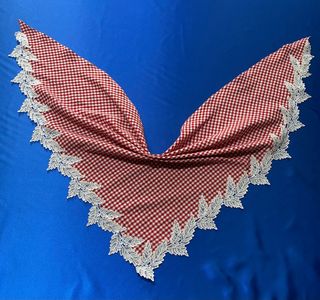 CONJUNTO NUEVO CUADROS delantal pico con puntilla