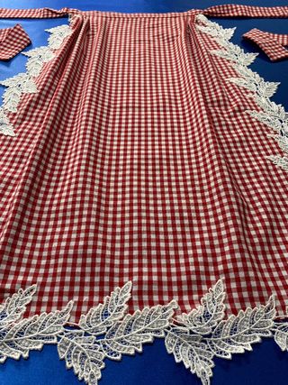 CONJUNTO NUEVO CUADROS delantal pico con puntilla