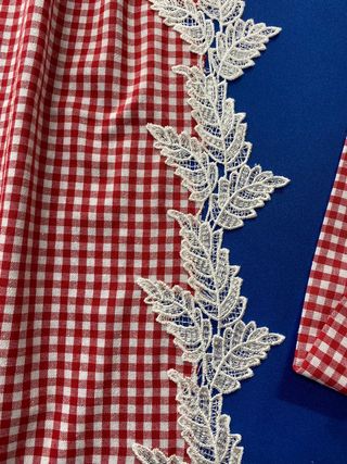 CONJUNTO NUEVO CUADROS delantal pico con puntilla