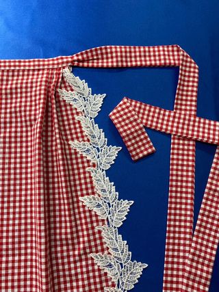 CONJUNTO NUEVO CUADROS delantal pico con puntilla