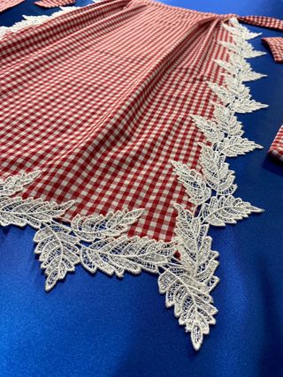 CONJUNTO NUEVO CUADROS delantal pico con puntilla